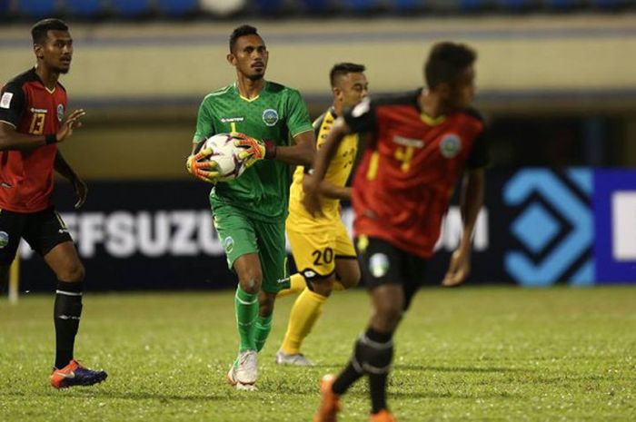 Kiper Timor Leste, Aderito Fernandes dan rekannya, Ricardo Sousa (kiri) saat dijamu timnas Brunei pada leg kedua kualifikasi Piala AFF 2018 di Stadion Sultan Hasanal Bolkiah, Bandar Seri Begawan, 8 September 2018. 