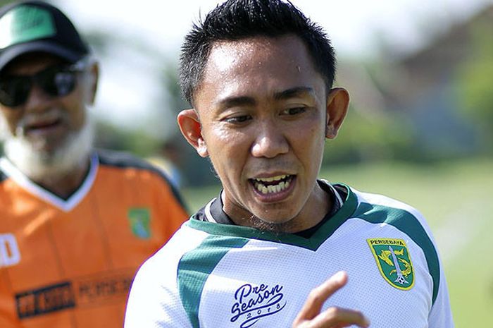 Kapten Persebaya Surabaya, Rendi Irwan Saputra, dalam sebuah sesi latihan menjelang turnamen Piala Gubernur Kaltim 2018.