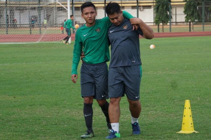 Pemain Timnas Indonesia U-19 Syahrian Abimanyu saat mendapatkan perawatan oleh tim medis, Rabu (9/8/2017)
