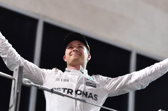 Pebalap Mercedes, Nico Rosberg, merayakan kemenangan sebagai juara dunia setelah menjalani balapan GP Abu Dhabi di Sirkuit Yas Marina, Minggu (27/11/2016).