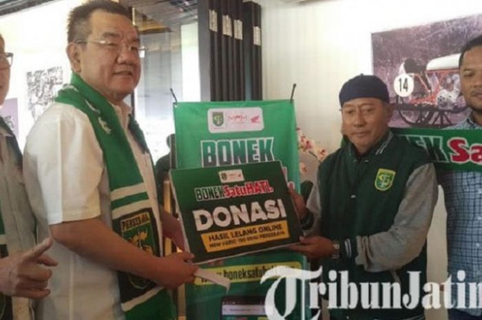 Pemain Legenda Persebaya Subrodo bersama Dirut MPM Distributor, Suwito, saat penyerahan donasi hasil lelang di konferensi pers yang diadakan PT MPM Distributor di Simpang Dukuh, Surabaya, Sabtu (21/7/2018).