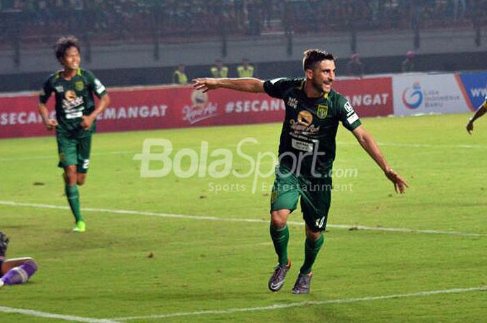  Pemain Persebaya Surabaya, Robertino Pugliara, melakukan selebrasi seusai mencetak gol ke gawang Perserui Serui pada laga perdana Liga 1 musim 2018 di Gelora Bung Tomo Surabaya, Minggu (25/3/2018). 