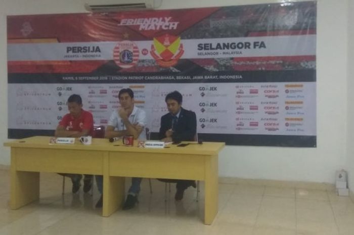 Pelatih Persija, Stefano Cugurra, saat memberikan keterangan pers seusai laga uji coba kontra Persija Jakarta di Stadion Patriot Chandrabhaga, Bekasi, Kamis (6/9/2018).