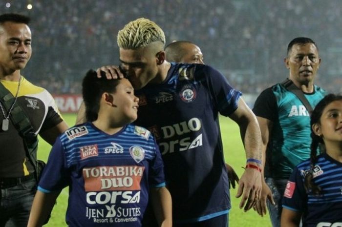 Cristian Gonzales mengecup anaknya Fernando, usai pertandingan Arema FC melawan Semen Padang di Stadion Kanjuruhan, Kabupaten Malang, pada 5 Februari 2017.