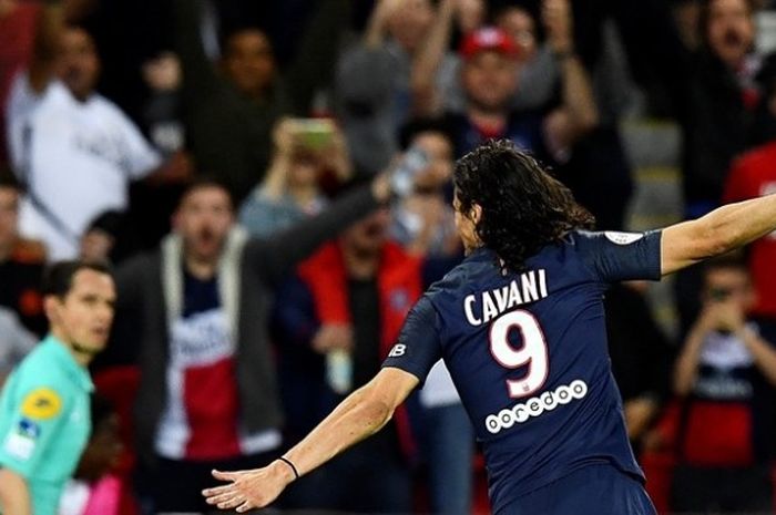 Penyerang Paris Saint-Germain, Edinson Cavani, merayakan golnya seusai mencetak gol ke gawang Guingamp di Parc des Princes stadium, Paris, pada 9 April 2017. 