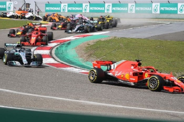 Pebalap Scuderia Ferrari, Sebastian Vettel, saat masih memimpin balapan Formula (F1) di Sirkuit Internasional Shanghai, China, pada Minggu (15/4/2018).