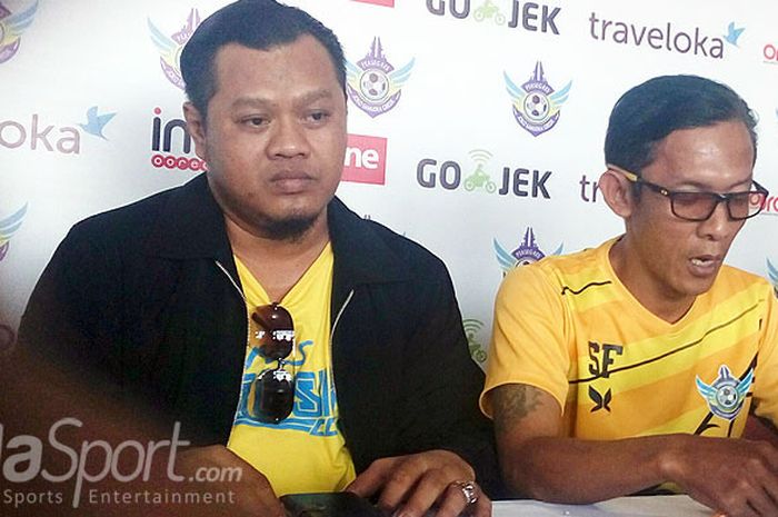 Manajer Persegres, Mulyadi (kiri) mengundurkan diri dari tim usai timnya dikalahkan Madura United.