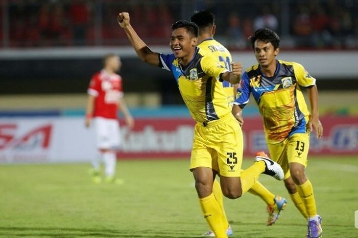 Selebrasi gelandang Persiba Balikpapan, Asnawi Mangkualam Bahar, seusai mencetak gol ke gawang Bali United di Stadion Kapten I Wayang Dipta, Minggu (9/10/2016).