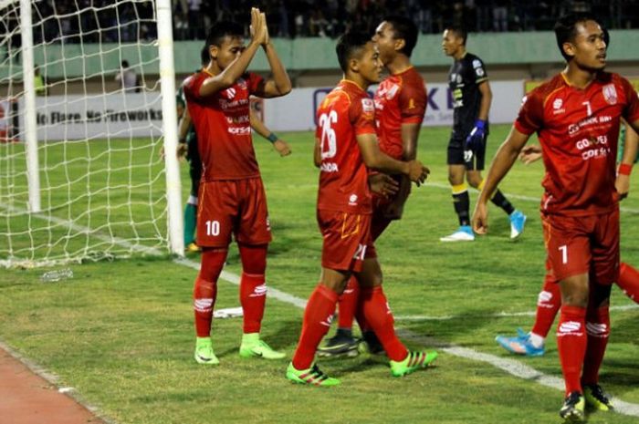  Gestur meminta maaf dari pemain Persis Solo, Tri Handoko (kiri) seusai membobol gawang PSS Sleman pada laga kedua Grup A 16 Besar Liga 2 musim 2017 di Stadion Manahan, Solo, Minggu (24/9/2017) sore.  