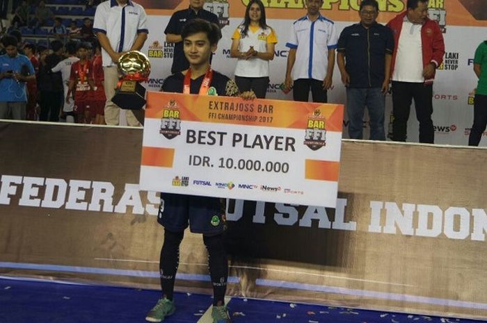 Pemain Tim Futsal Jawa Barat Nicko Prayogo sebagai pemain terbaik di ajang FIF Championship 2017