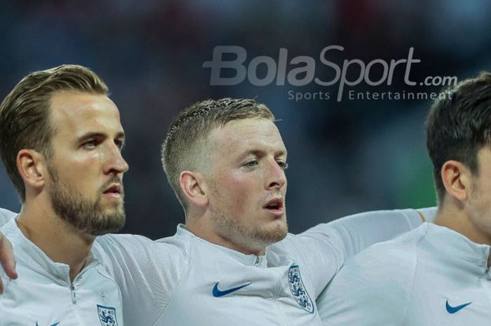 Harry Kane (kiri), Jordan Pickford (tengah) dan Harry Maguire (kanan) saat menyanyikan lagu kebangsaan Inggris sebelum laga kontra Kroasia di Stadion Luzhniki, Kamis (12/7/2018).