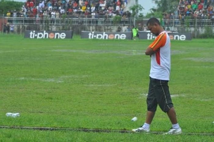 Pelatih Raja Faisal saat mendampingi Persih Tembilahan di Stadion Beringin, Indragiri Hilir, Riau. 
