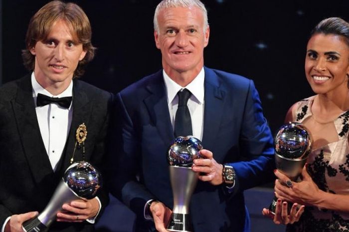  Dari kiri ke kanan: Luka Modric, Didier Deschamps, dan Marta, berpose dengan trofi masing-masing dalam acara penganugerahan The Best FIFA Football Awards di London, 24 September 2018. 