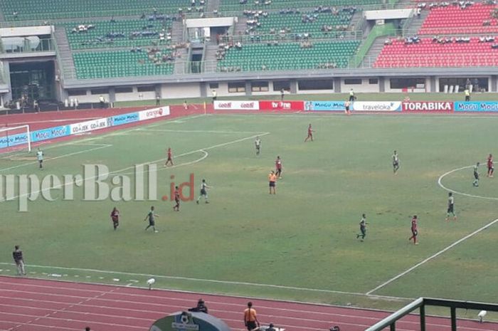 Suasana pertandingan antara PS TNI Vs Persipura Jayapura, pada lanjutan Liga 1 pekan ke-33 di Stadion Patriot Chandrabhaga, Bekasi, Sabtu (4/11/2017).