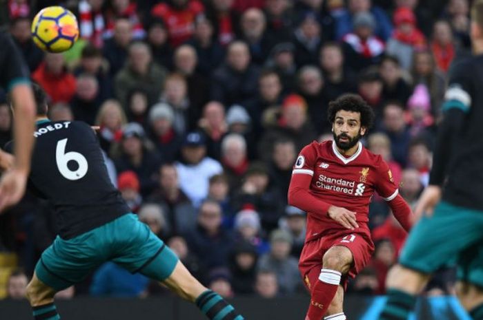 Mohamed Salah mencetak dua gol pada babak pertama laga Liverpool vs Southampton di Anfield, Sabtu (18/11/2017). 