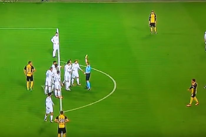 Kartu kuning yang diterima Luka Modric karena menghitung jarak antara bola dengan pagar betis yang dibuat pemain Real Madrid pada Rabu (27/9/2017)