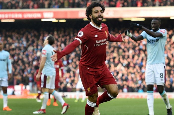 Pemain bintang Liverpool, Mohamed Salah, melakukan selebrasi setelah mencetak gol ke gawang West Ham United pada laga lanjutan Liga Inggris di Stadion Anfield, Sabtu (24/2/2018) malam WIB.  