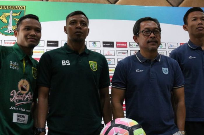 Pelatih sementara Persebaya, Bejo Sugiantoro (dua dari kiri) dan pelatih Persela Lamongan, Aji Santoso (dua dari kanan) saat memberi keterangan kepada awak media di kediaman Wawali Surabaya, Sabtu (4/8/2018).