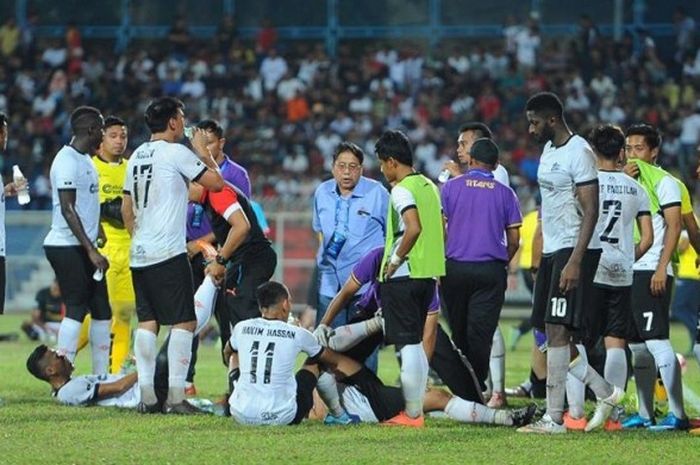 Para pemain T-Team saat jeda menuju babak tambahan waktu kala menjamu Terengganu FA pada laga putaran ketiga Piala FA Malaysia di Stadion Sultan Ismail Nasiruddin Shah, Sabtu (11/3/2017) malam.