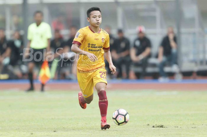     Gelandang Sriwijaya FC, Syahrian Abimanyu dalam pertandingan perdana Grup A Piala Presiden 2018 di Stadion Gelora Bandung Lautan Api, Bandung, Selasa (16/1/2018).     