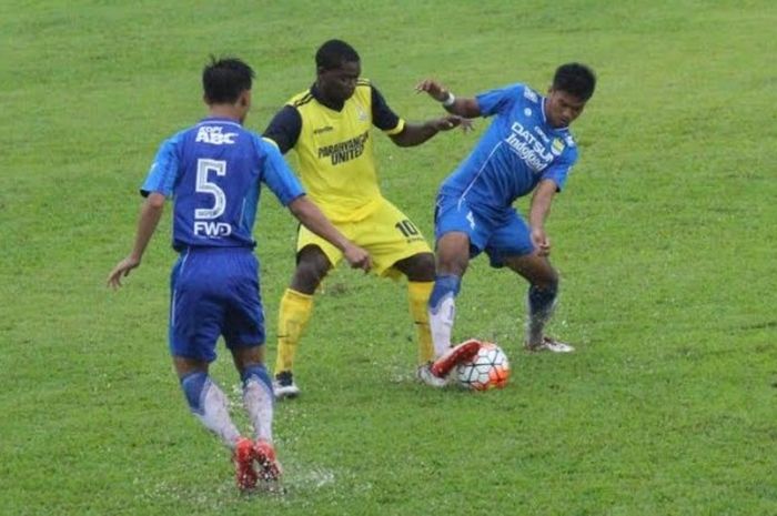 Pemain muda Persib, Sugianto Sugih (kanan) berebut bola dengan pilar Priangan United pada uji coba di Stadion Galuh, Ciamis, Sabtu (21/1/2017) sore. 