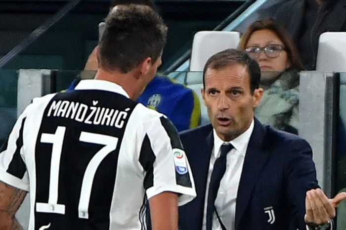 Mario Mandzukic menerima instruksi dari pelatih Massimiliano Allegri saat Juventus melawan Fiorentina pada partai Liga Italia di Stadion Allianz, 20 September 2017.