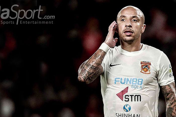 Gelandang Borneo FC, Julien Faubert, saat tampil melawan Persija Jakarta dalam laga pekan keempat Liga 1 2018 di Stadion Utama Gelora Bung Karno, Sabtu (14/4/2018) malam.