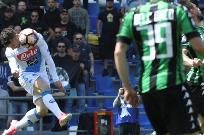 Aksi Pemain Napoli, Dries Mertens, saat menyundul bola dan mencetak gol ke gawang Sassuolo di pertandingan lanjutan Liga Italia yang berlangsung di Mapei Stadium, Minggu (23/4/2017) waktu setempat.