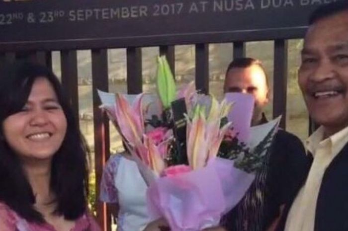 Sekjen PSSI Ratu Tisha Destria (kiri), saat menyambut kedatangan Sekjen AFF Sekjen AFF Dato Sri Azzudin Ahmad di Nusa Dua, Bali, Kamis (21/9/2017).