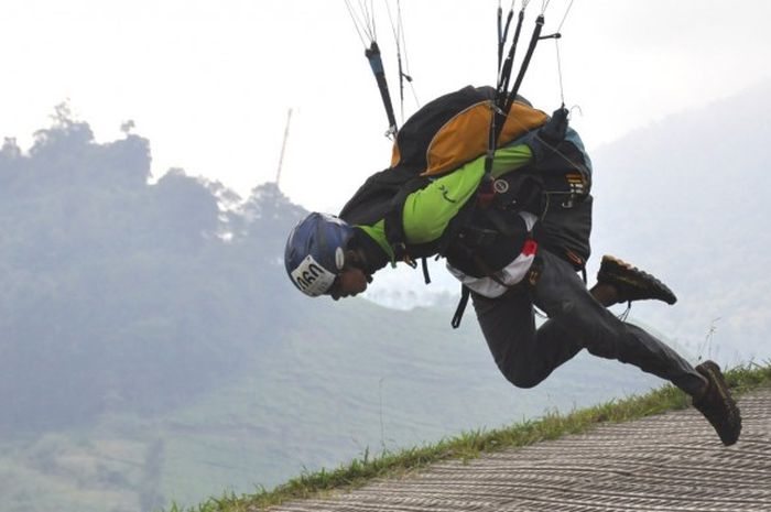 Darumaka Rajasa, pilot tim nasional paralayang sedang berlatih di Gunung Mas, Puncak, Jawa Barat, Senin (1/5). Indonesia mengirimkan 7 pilot ke Kejuaraan Dunia Ketepatan Mendarat Paralayang Albania 2017, 5-14 Mei.