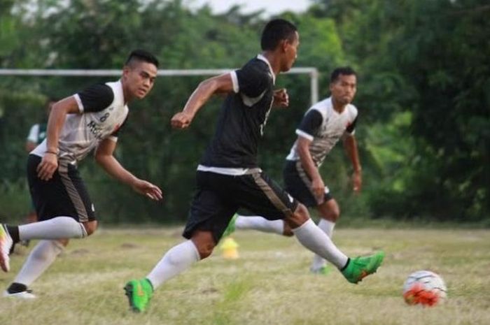 Para pemain PS TNI dalam sesi latihan di lapangan Secapa AD, Kota Bandung pada Kamis (5/5/2016). 
