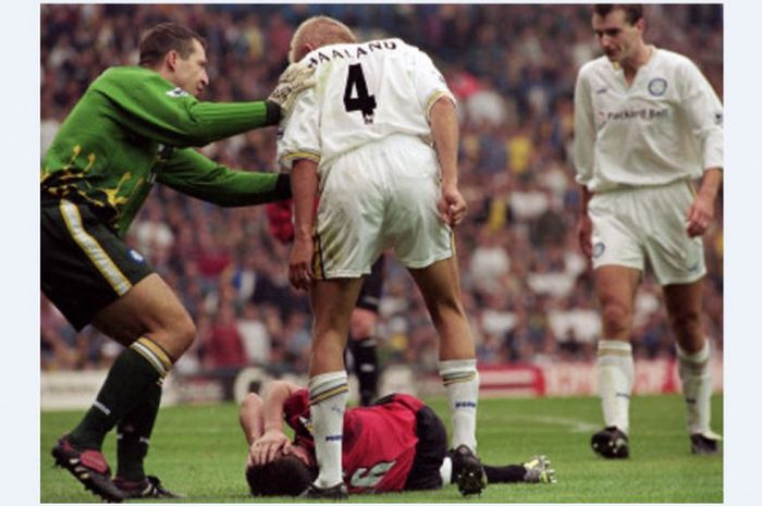 Gelandang Leeds United, Alf-Inge Haaland mengira kapten Manchester United, Roy Keane berpura-pura jatuh di kotak penalti.