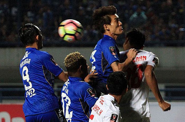   Pemain Persib (biru) dan PSM Makassar berebut bola dalam laga terakhir Grup A Piala Presiden 2018 di Stadion Gelora Bandung Lautan Api, Bandung, Jumat (26/1/2018).  