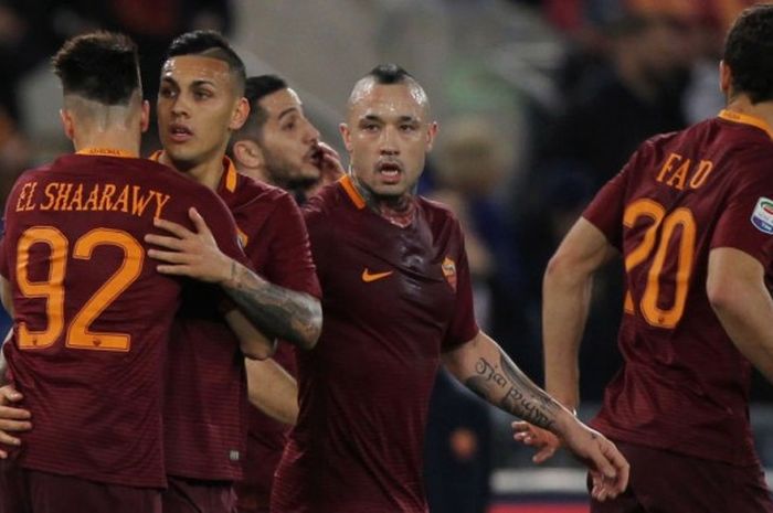 Para pemain AS Roma merayakan gol yang dicetak Leandro Paredes (kedua dari kiri) ke gawang Sassuolo dalam partai Serie A di Stadio Olimpico, Roma, 19 Maret 2017.