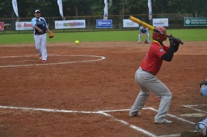 Atlet sofbol sedang melakukan ujicoba lapangan di lapangan Baseball dan Softball Jakabaring Sport Ci