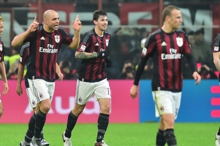 Bek AC Milan, Alex (kedua dari kiri), merasa kecewa dengan performa timnya saat ditahan imbang 1-1 oleh Udinese di Stadion San Siro, Minggu (7/2/2016).