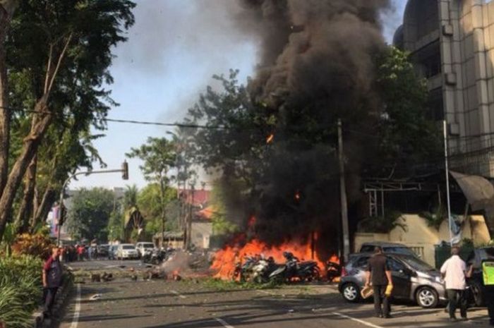 Kobaran api diduga dari bom bunuh diri di depan GKI Jl Diponegoro, Kota Surabaya, Minggu (13/5/2018)