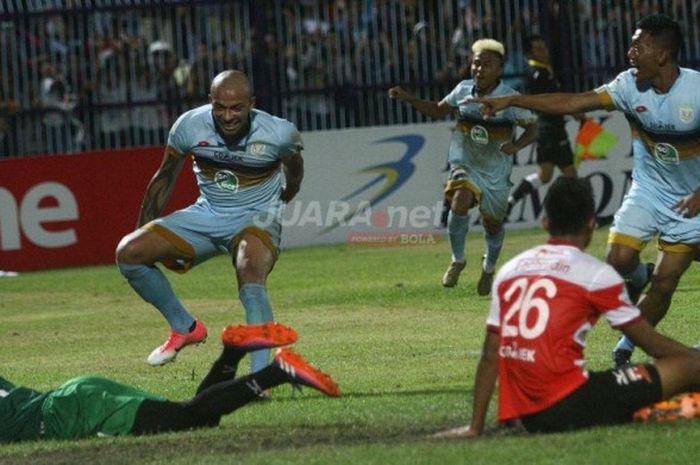 Penyerang Persela, Ivan Carlos, bereaksi setelah membobol gawang Madura United di Stadion Surajaya, Lamongan, pada laga lanjutan Liga 1.