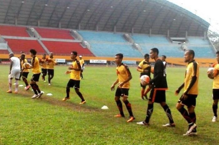 Pemain Sriwijaya FC melakukan latihan terakhir sebelum tur ke Tenggarong di Stadion Gelora Sriwijaya Jakabaring Palembang, Rabu (5/10/2016).