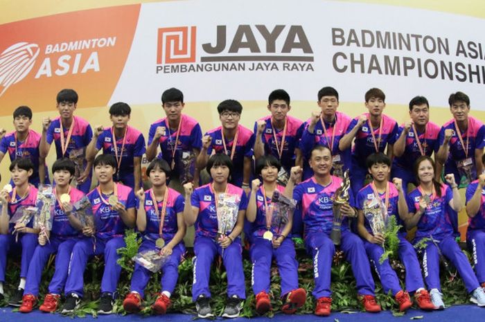 Tim bulu tangkis junior Korea Selatan berpose di podium kampiun setelah meraih gelar nomor beregu Kejuaraan Asia Junior di Jaya Raya Sports Hall, Jakarta, Selasa (25/7/2017). Korea menjadi juara setelah mengalahkan Indonesia 3-2.