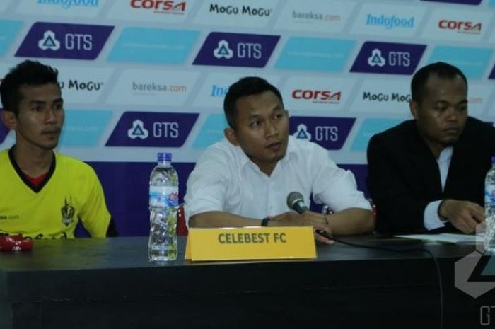 Manajer Celebest FC, Rudy Eka Priyambada (tengah) memberikan keterangan ke media saat jumpa pers seusai timnya menjamu Kalteng Putra di Stadion Gawalise, Palu, 19 Agustus 2016. 