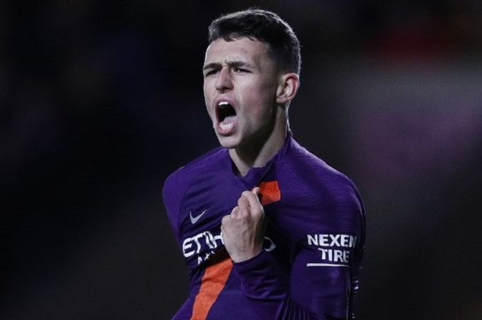 Gelandang muda Manchester City, Phil Foden, menutup laga melawan Oxford United dengan gol yang dicetaknya pada injury time babak kedua dalam laga Carabao Cup yang berlangsung di Stadion Kassam, Oxford, Inggris, pada 25 September 2018.