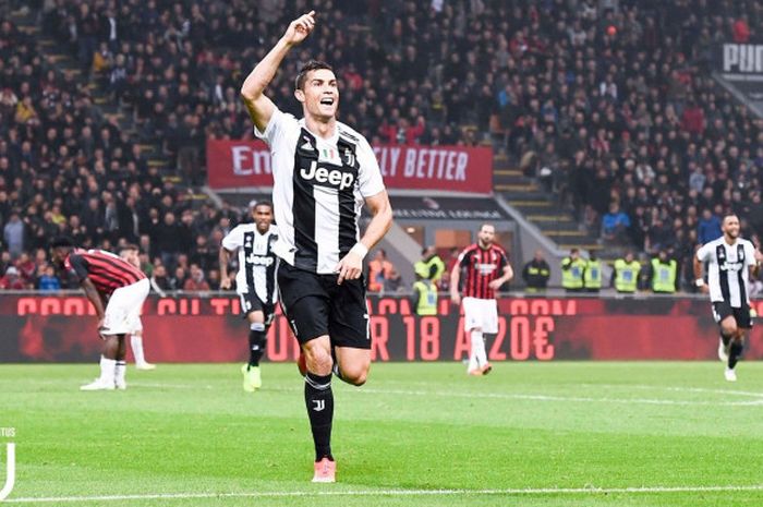 Megabintang Juventus, Cristiano Ronaldo, merayakan gol yang dicetak ke gawang AC Milan dalam laga Liga Italia di Stadion San Siro, Milan pada 11 November 2018.