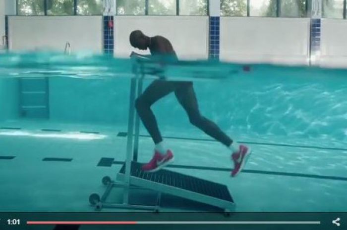 Mo Farah melakukan treadmill di dalam air.