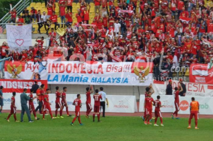 Para pemain timnas Indonesia berterima kasih kepada suporter seusai memenangi medali perunggu dengan mengalahkan Myanmar di Stadion Selayang, Selasa (29/8/2017). 