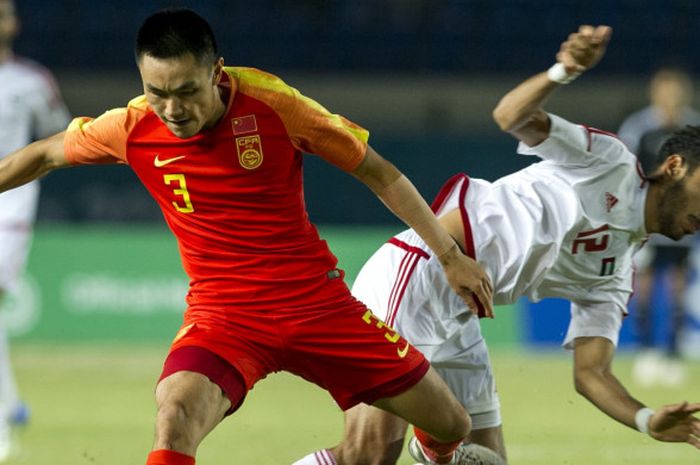 Bek timnas U-23 China, Chen Zhecao (3) duel dengan pilar bertahan timnas U-23 UEA, Khalid Aldhanhani pada  laga pamungkas Grup C sepak bola Asian Games 2018 di Stadion Si Jalak Harupat, Kab Bandung, 19 Agustus 2018. 