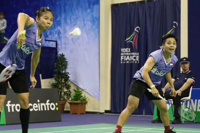 Pasangan ganda putri Indonesia, Greysia Polii/Apriyani Rahayu, mengembalikan kok ke arah Shiho Tanaka/Koharu Yonemoto (Jepang. Greysia/Apriyani menang, dengan skor 19-21, 21-13, 21-19 pada laga peremoat final Prancis Terbuka yang berlangsung di Stade Pierre de Coubertin, Paris, Jumat (27/10/2017).