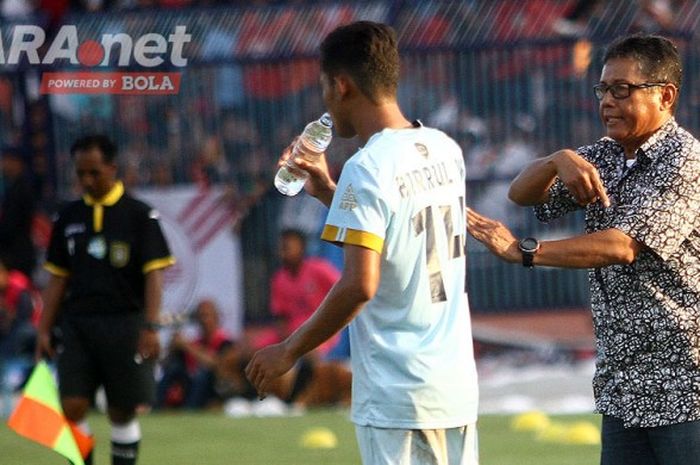 Pelatih Persela, Herry Kiswanto memberikan arahan pada pemainnya saat jeda pertandingan melawan Sriwijaya FC di Stadion Surajaya, Lamongan, Kamis (1/6/2017).