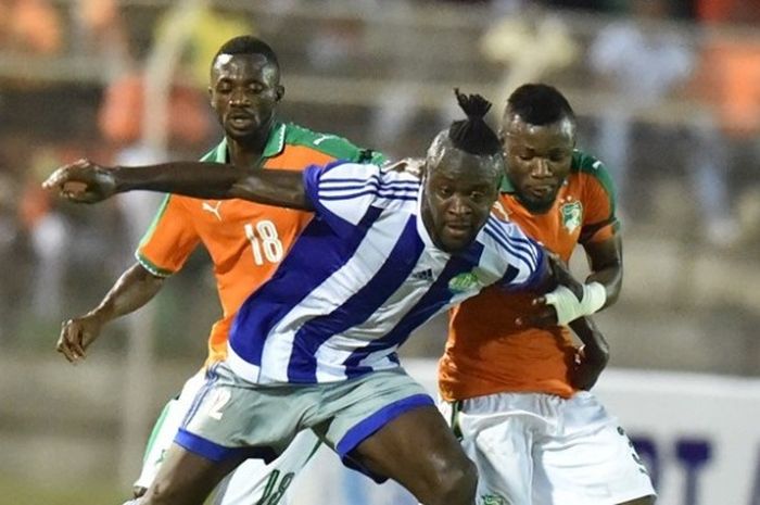 Penyerang Sierra Leone, Kei Kamara (tengah), berebut bola dengan pemain Pantai Gading saat kedua tim bertemu pada babak kualifikasi Piala Afrika 2017 di Stade de la Paix, Bouake, pada 3 September 2016.