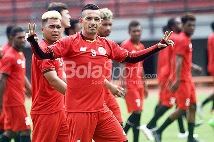   Pemain-pemain Perseru Serui saat uji lapangan di Gelora Bung Tomo, Kamis (17/1/2017) pagi.  